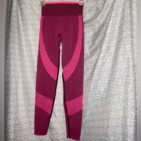 2 pair of EUC Victoria’s Secret PINK Seamless Workout Tights (1 pink & 1 gray) - Picture 2 of 6